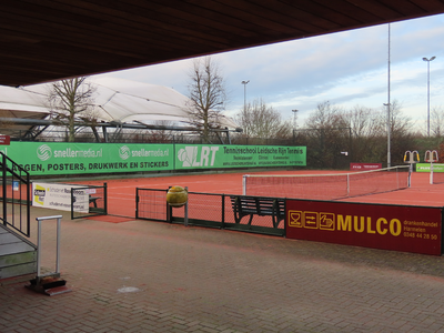 915663 Gezicht op de twee niet overkapte tennisbanen van de Tennisclub PVDV ('Plezierig Vermaak Door Vriendschap') op ...